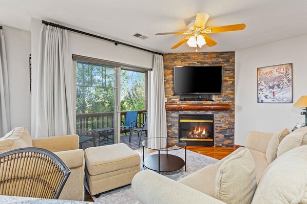 Televisión y chimenea 