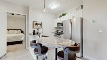 Réfrigérateur, micro-ondes, four, plaque de cuisson