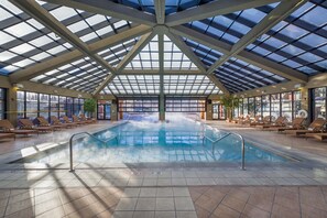 Ein Innenpool mit Glasdach, Liegestühlen und einem Schild mit der Aufschrift 'No Diving'.