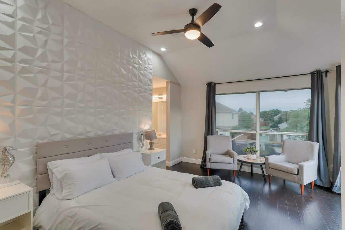 5 makuuhuonetta, työpöytä, silitysrauta/-lauta, vauvan matkasänky