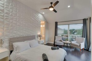 5 makuuhuonetta, työpöytä, silitysrauta/-lauta, vauvan matkasänky