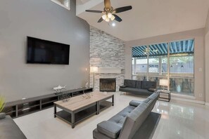 Televisión, chimenea, futbolito y oficina 