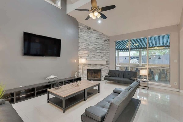 Televisio, takka, pöytäjalkapallopöytä, työhuone