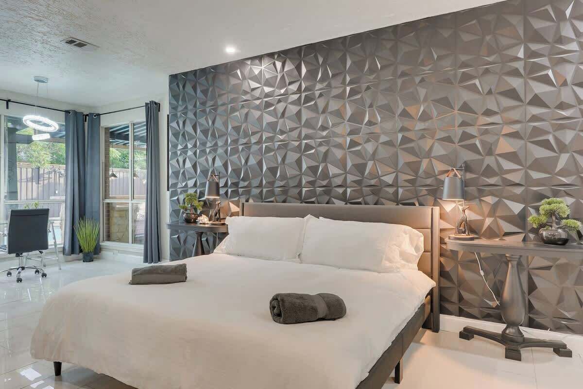 5 bedrooms, desk, iron/ironing board, travel cot