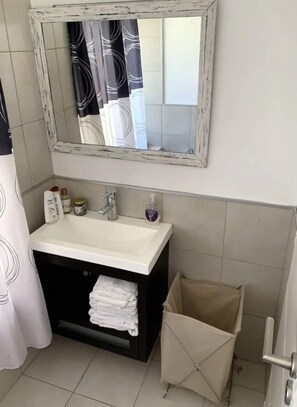 Badewanne, Bidet, Handtücher, Seife