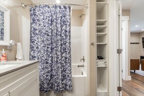 Badewanne, Haartrockner, Handtücher