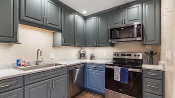 Fridge, microwave, stovetop, dishwasher