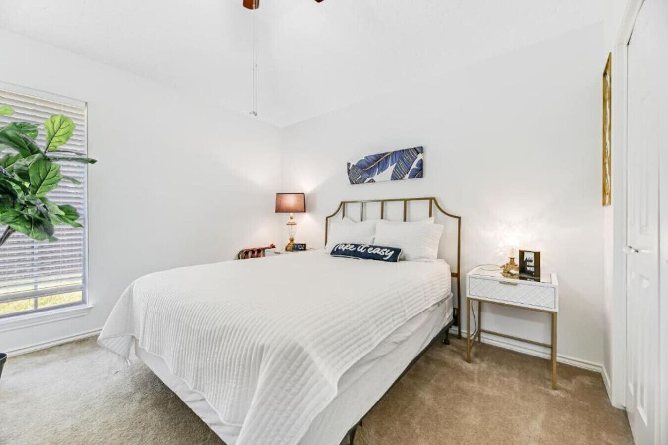 3 室のベッドルーム、アイロン / アイロン台、WiFi (無料)、ベッドシーツ