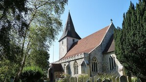 A church with a prominent tower and a graveyard in front. - Spacious Refurbished Apartment - 2 mins walk from Bosham Harbour (Bosham)