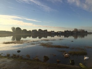 Beach - Spacious Refurbished Apartment - 2 mins walk from Bosham Harbour (Bosham)