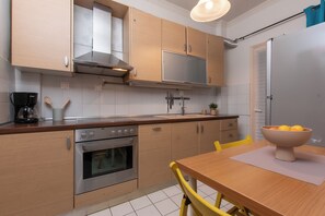 Fridge, oven, stovetop, coffee/tea maker