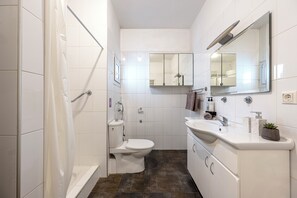 Dusche, Haartrockner, Bidet, Handtücher