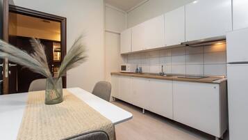 Refrigerador, horno, placa de cocina, cafetera/tetera