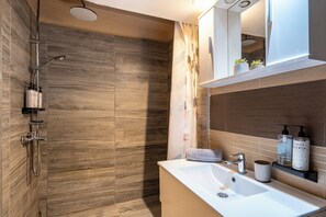 Douche, articles de toilette (gratuits), séchoir à cheveux