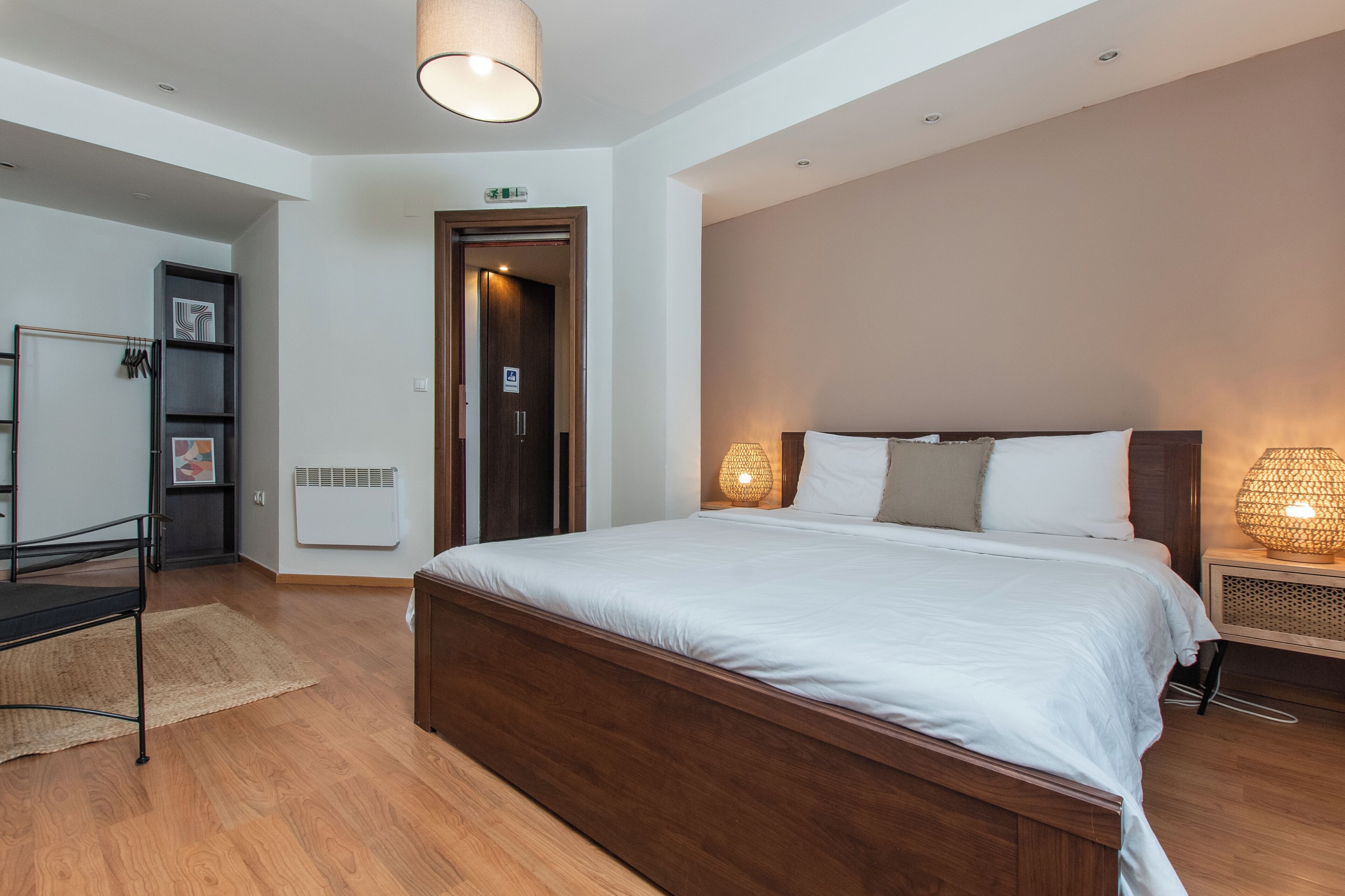 6 habitaciones, tabla de planchar con plancha y cuna de viaje 