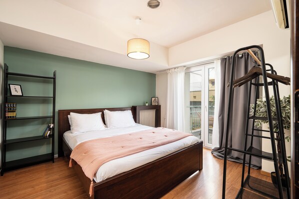 6 slaapkamers, een strijkplank/strijkijzer, reisbedje, gratis wifi