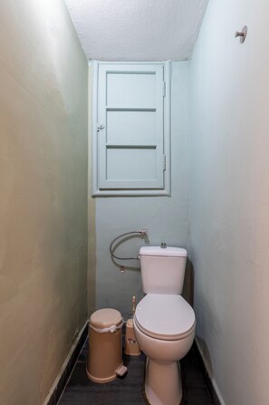 Shower, hair dryer, towels - Houseloft White Tower Echo (Thessaloniki)