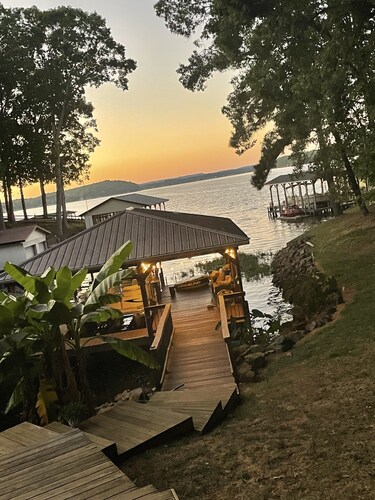 Lake Tillery Waterfront Home, Relax w Private Dock ~ Amazing Sunsets