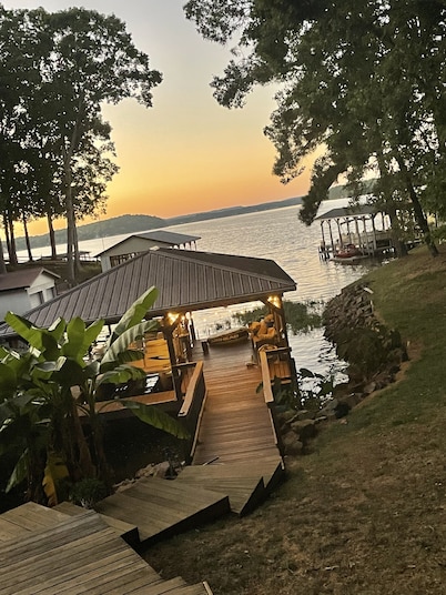 Lake Tillery Waterfront Home, Relax w Private Dock ~ Amazing Sunsets