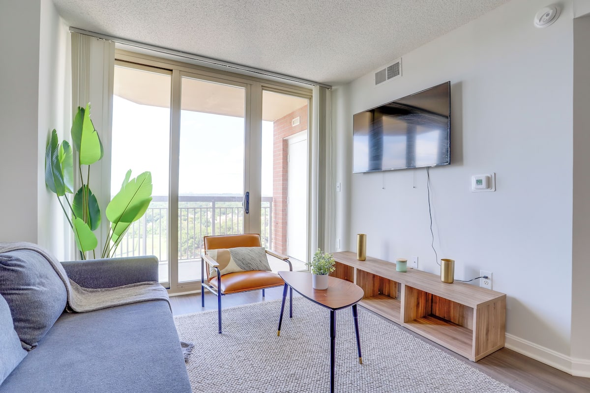 Apartamento conforto, 1 quarto, vista para a cidade | Área de estar | Smart TV 50 polegadas com canais a cabo, TV