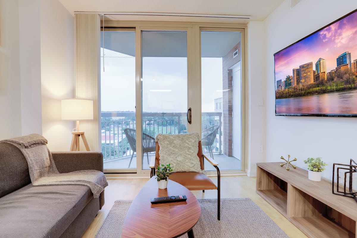 Apartamento conforto, 1 quarto, vista para a cidade | Área de estar | Smart TV 50 polegadas com canais a cabo, TV