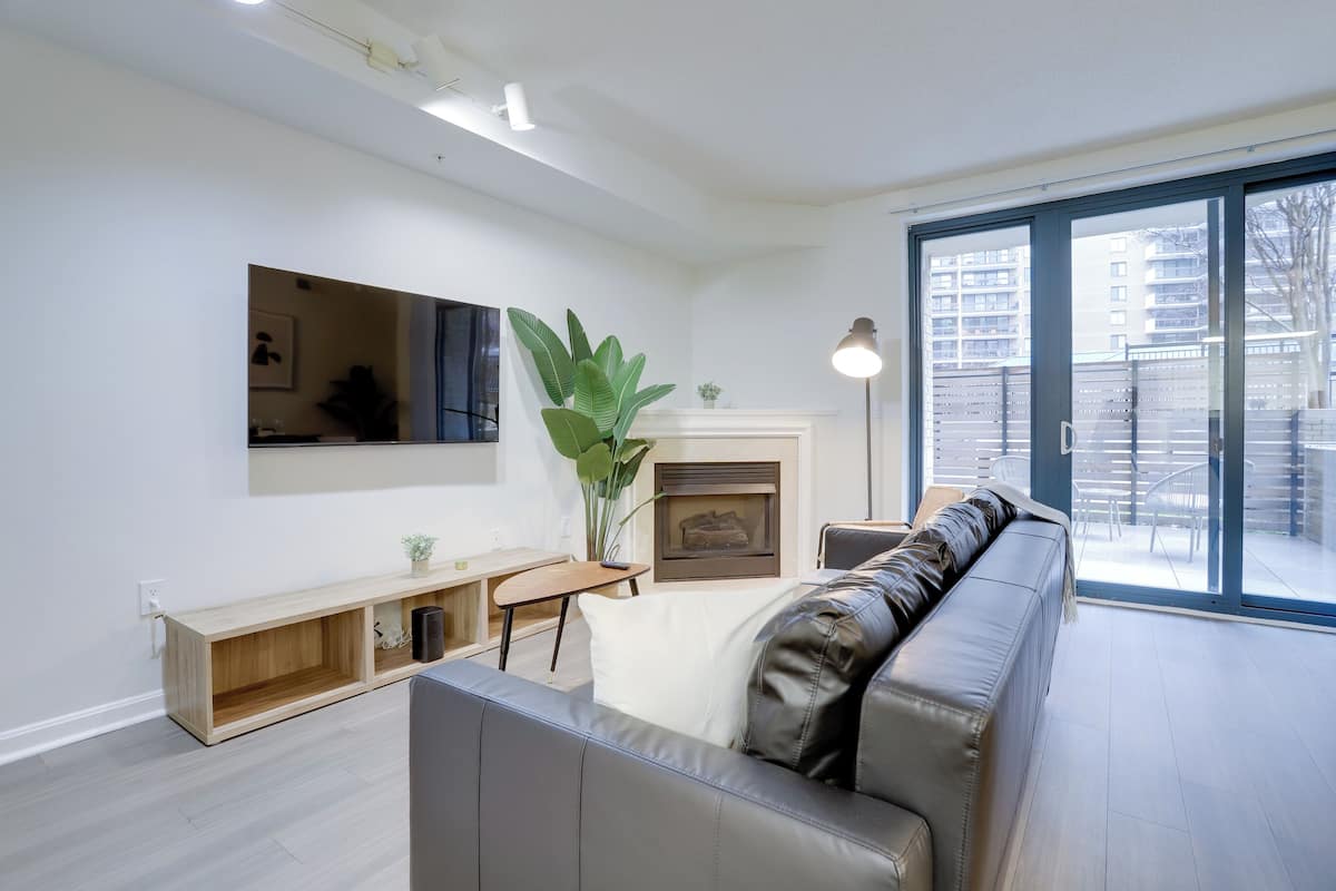 Apartamento conforto, 1 quarto, varanda | Área de estar | Smart TV 50 polegadas com canais a cabo, TV