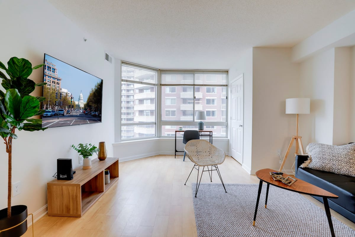 Apartamento conforto, 1 quarto, vista para a cidade | Área de estar | Smart TV 50 polegadas com canais a cabo, TV