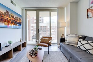 Apartamento Confort, 1 habitación, vistas a la ciudad | Zona de estar | Smart TV de 50 pulgadas con canales por cable, una televisión
