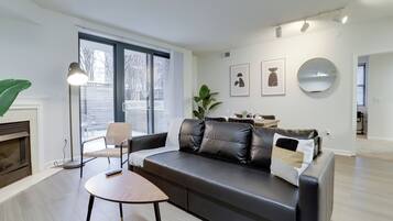 Comfort Apartment, 1 Bedroom, Patio | Living area