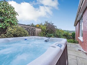 Bañera de hidromasaje al aire libre