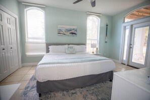 5 habitaciones, escritorio y tabla de planchar con plancha 