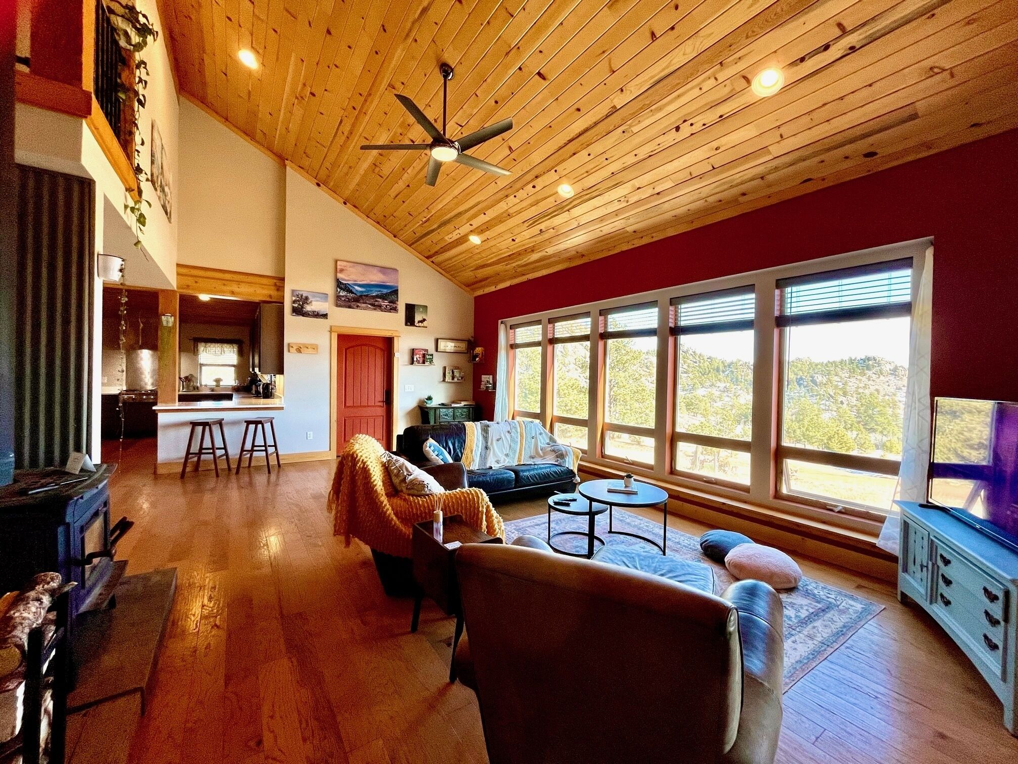 King Bed - Private and specious Gateway Retreat