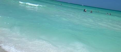 بالقرب من الشاطئ، كراسي للتشمس، مناشف للشاطئ