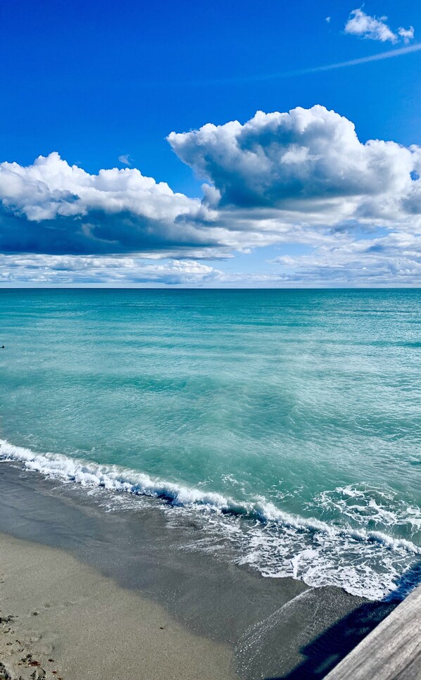 Beach nearby, sun loungers, beach towels