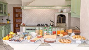 Un bufé de desayuno con diversas opciones de comida y bebidas.