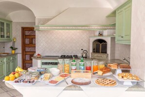 Se ofrece un desayuno típico de la región (20 EUR por persona)