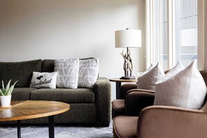 TV, peis og kontorer