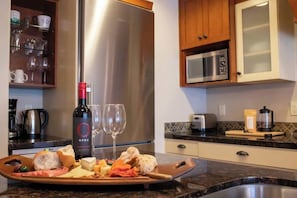 Frigorífico, cafetera o tetera y utensilios de cocina