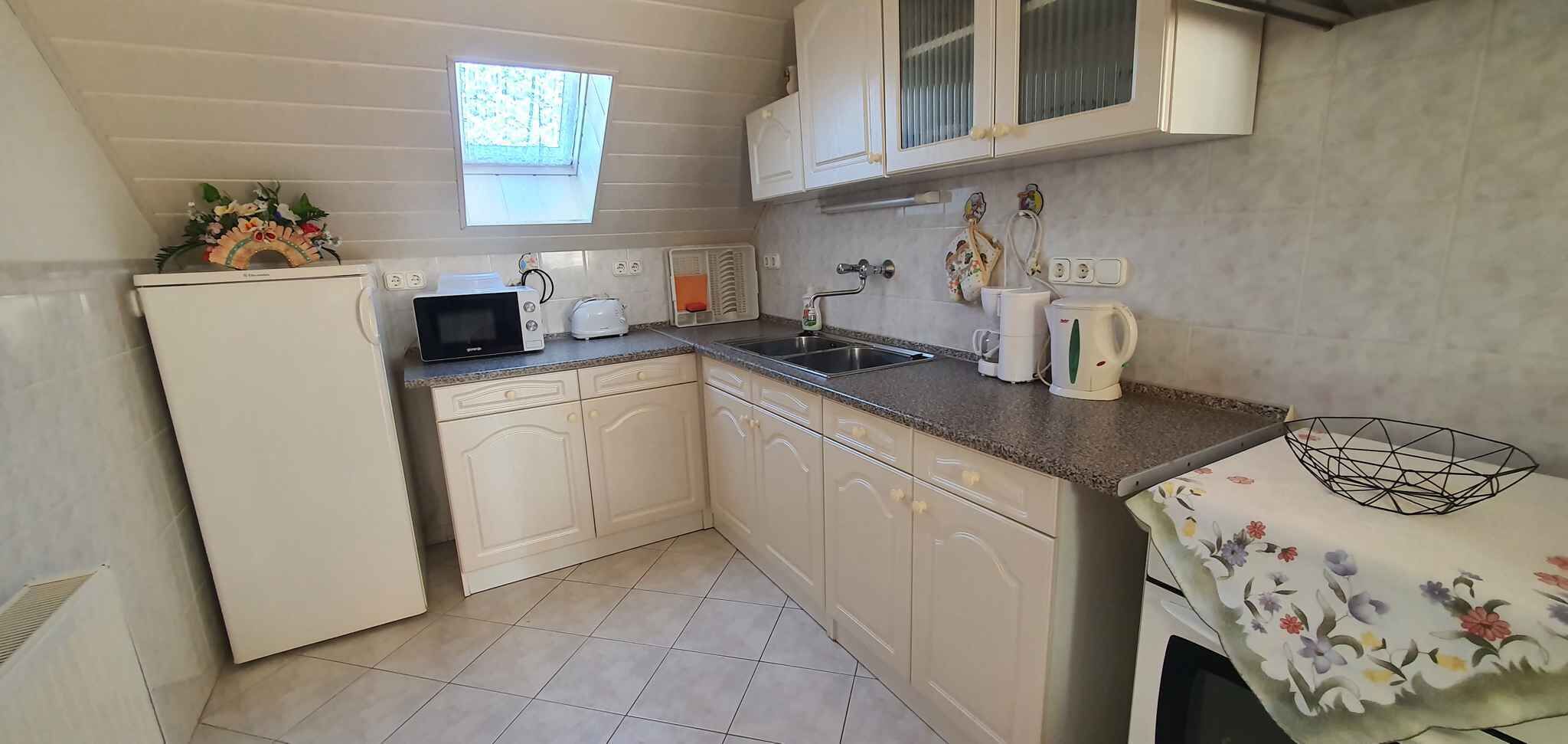 Réfrigérateur, four, plaque de cuisson, cafetière/bouilloire