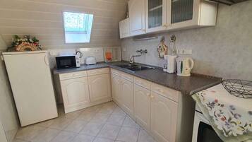 冷蔵庫、オーブン、コンロ、コーヒー / ティーメーカー