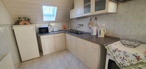 Fridge, oven, stovetop, coffee/tea maker