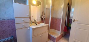 Shower - Holiday apartment with pool, internet and air conditioning (Balatonszabadi)