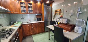 Køleskab, mikrobølgeovn, ovn, kogeplade