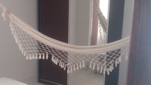 Ein Schlafzimmer mit einem Bett, einem Kleiderschrank und einer Hängematte.