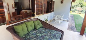 Outdoor dining - Family House in Itaipava, Rio de Janeiro, 3 bedrooms, swimming pool, heated hydro, fireplace, gourmet area (Petrópolis)