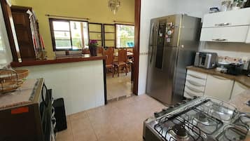 Geladeira, micro-ondas, fogão, cafeteira/chaleira