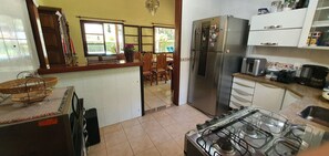 Geladeira, micro-ondas, fogão, cafeteira/chaleira