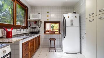 Refrigerador, microondas, horno y cafetera y tetera