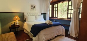 4 quartos, ferros/tábuas de passar roupa, acesso à internet