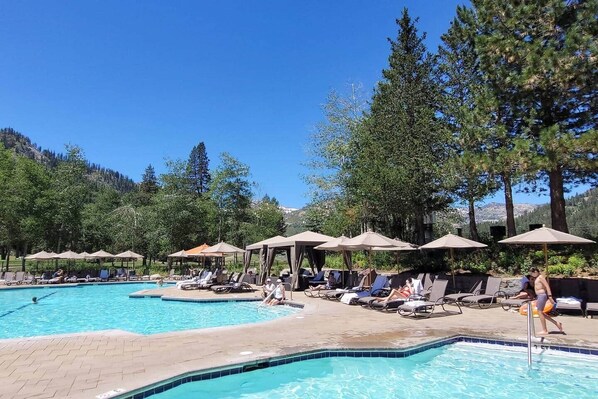 Alberca al aire libre y alberca climatizada